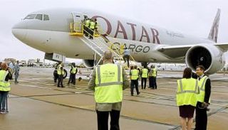 طائرة تابعة للخطوط القطرية في مطار بيتسبرج الدولي