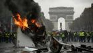 "قوس النصر" في باريس.. نيران شغب تشوه رمز شعب 