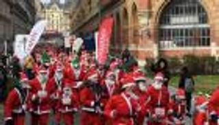 بالصور.. آلاف "سانتا كلوز" يشاركون في عمل خيري بإيطاليا