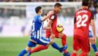 إشبيلية يفرط في صدارة الدوري الإسباني بتعادل مخيب مع ألافيس