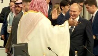 الأمير محمد بن سلمان يصافح الرئيس الروسي فلاديمير بوتين