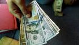 الدولار يتراجع مع هبوط عوائد السندات الأمريكية