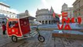 مكتب متنقل في جنوة الإيطالية لإرشاد السائحين