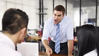 المعاملة السيئة للمدير تحول الموظف لقائد استثنائي - صورة أرشيفية