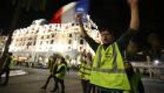 فرنسا تعلن رسميا تعليق زيادة أسعار الوقود بعد تصاعد الاحتجاجات