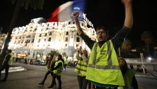 فرنسا تعلن رسميا تعليق زيادة أسعار الوقود 