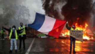 كتّاب: فيسبوك أسهم في اندلاع احتجاجات فرنسا