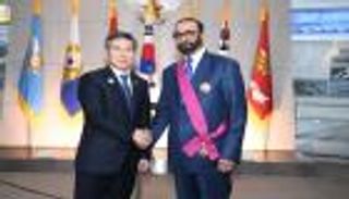 كوريا الجنوبية تمنح وزير الدولة الإماراتي لشؤون الدفاع وسام استحقاق