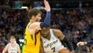 ميتشل يقود يوتا جاز للفوز على سان أنطونيو في دوري السلة الأمريكي