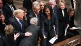 بالفيديو.. لفتة خاصة من بوش الابن لميشيل أوباما في جنازة والده