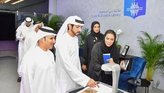 الشيخ حمدان بن محمد بن راشد آل مكتوم أثناء افتتاح المكتبة