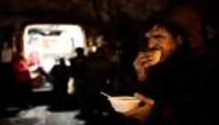 طهاة يساعدون مشردي سان بطرسبرج بأطباق الحساء الساخن المجانية