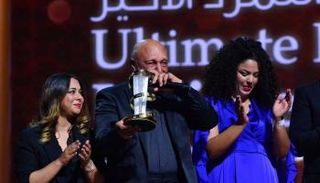 جيلالي فرحاتي يحمل درع تكريمه مع بطلتي فيلمه الجديد