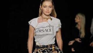 جيجي حديد في عرض أزياء فيرساتشي بنيويورك