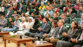 ولي عهد الأردن وشما المزروعي يحضران مناظرة شبابية حول التعليم