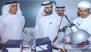 أحمد المطوع خلال شرح أحد اختراعاته