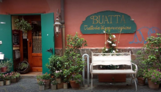 إغلاق الهواتف وبدء المحادثات.. شرطان لطلب الأكل في "مطعم المحادثة" 