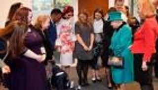 بالفيديو.. طفل يرتبك لرؤية الملكة إليزابيث فيهرب زاحفا