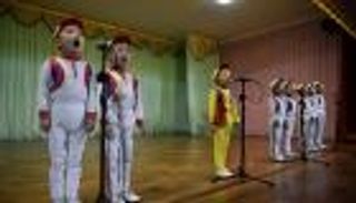 بالصور.. كوريا الشمالية تسلح الأطفال بالأغاني السياسية والدروس الثورية