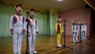 أطفال كوريا الشمالية يعبرون عن وفائهم لبلدهم بالغناء