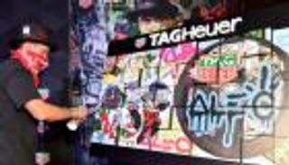 بالصور.. أمريكا على حافة الفوضى في معرض "آرت بازل"