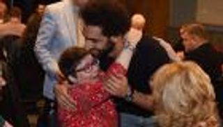 صلاح يرسم البسمة على أصحاب الهمم في ليفربول