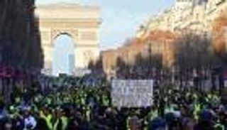 بالصور.. متظاهرو "السترات الصفراء" يتوافدون على أماكن الاحتجاجات