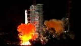 الصين تطلق أول مسبار لاستكشاف الجانب المعتم من القمر