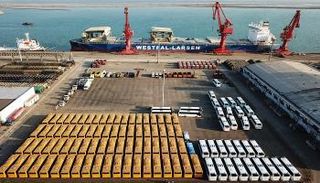 حافلات تنتظر التصدير بأحد موانئ الصين- أ ف ب