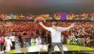 شاروخان أثناء استعراضه على مسرح القرية العالمية في دبي