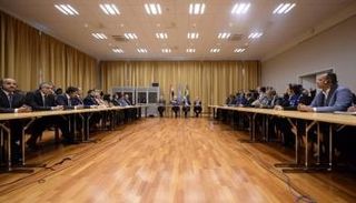 جانب من المشاورات اليمنية بالسويد
