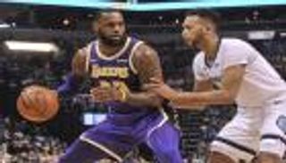 ليبرون جيمس يتألق ويقود ليكرز لفوز جديد بدوري السلة الأمريكي