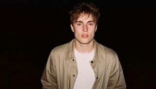 الشاعر الغنائي البريطاني سام فيندر 