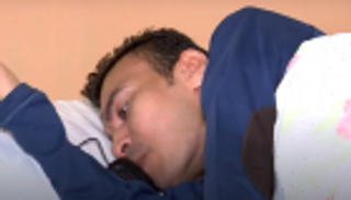 شاب مصري من أصحاب الهمم يبتكر طريقة لاستخدام لسانه في الكتابة