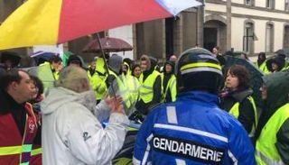 تجمع لحركات السترات الصفراء والزرقاء والحمراء في فرنسا