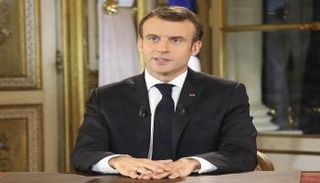 إيمانويل ماكرون أثناء إلقاء خطابه بشأن مظاهرات 