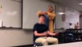 معلمة أمريكية تفقد وظيفتها وتواجه تهما جنائية لقص شعر طالب بالقوة