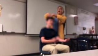 المعلمة تقص شعر طالب بالقوة