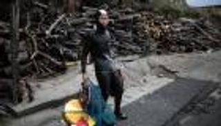 صيادات "آما" اليابانيات يغطسن في عامهن الـ80 لاستخراج الصدف من  المحيط