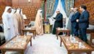 محمد بن زايد يدعو شيخ الأزهر للمشاركة في "مؤتمر الأخوة الإنسانية"