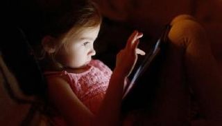 الإفراط في جلوس الأطفال أمام الشاشات يؤثر على أدمغتهم