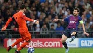 لوريس وميسي في مباراة الذهاب