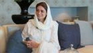 المصممة السعودية العالمية هنيدة صيرفي في ضيافة معهد رافلز بالرياض