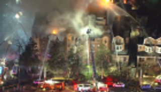 حريق يلتهم مبنى سكنيا في فيلادلفيا