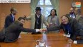 مصافحة يمنية "ساخنة" وسط جليد السويد