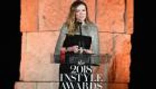 ميجان ماركل تسلم وايت كيلر جائزة أفضل مصممة أزياء في بريطانيا