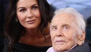 كاثرين زيتا جونز مع كيرك دوجلاس 