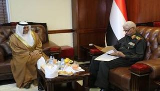 سفير الإمارات لدى الخرطوم خلال لقاء وزير الدفاع السوداني
