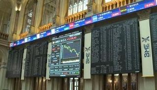 أسهم أوروبا ترتفع من أدنى مستوى في عامين