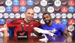 المدرب خلال المؤتمر الصحفي